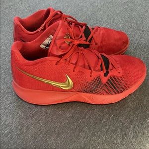 Nike Mens Kyrie Flytrap Red Basketball Shoes Sneakers Size 11.5